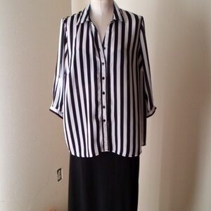 Women's plus blouse 1x black white unique lace detailing on back lower half